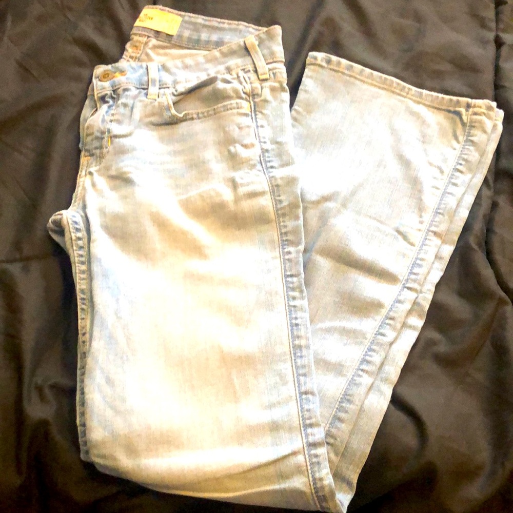 Hollister BOOT 27W X 31L size 5S -short (Light Wash)